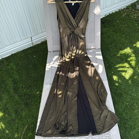 Elegant Black and Gold Women's Dress - Picture 3 of 5